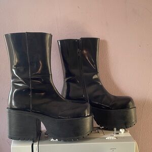 UNIF patent Slug boots